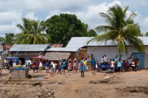 Sprzedawcy czekajacy na nasz statek