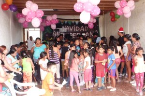 Dzieci z biednych okolic Limy organizowanej dla nich imprezie świątecznej