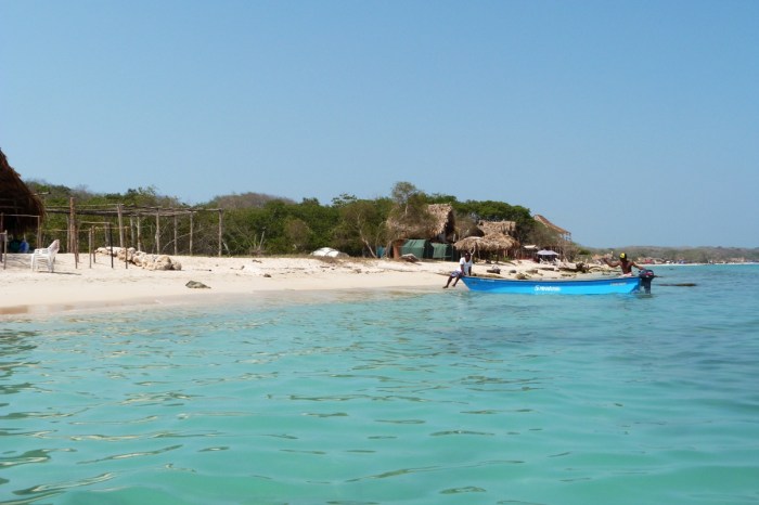 playa-blanca-isla-baru-kolumbia